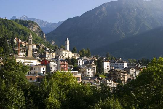 I campanili di Chiesa veduta di Chiesa in Valmalenco